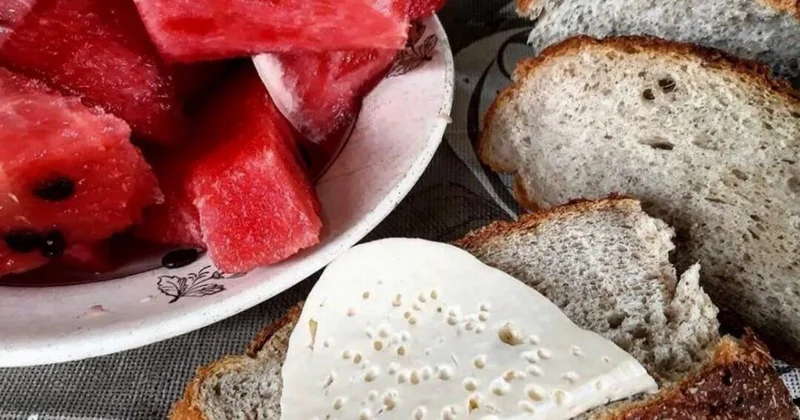 Qarpızı çörəklə yeyənlərə XƏBƏRDARLIQ Həkim təhlükədən danışdı