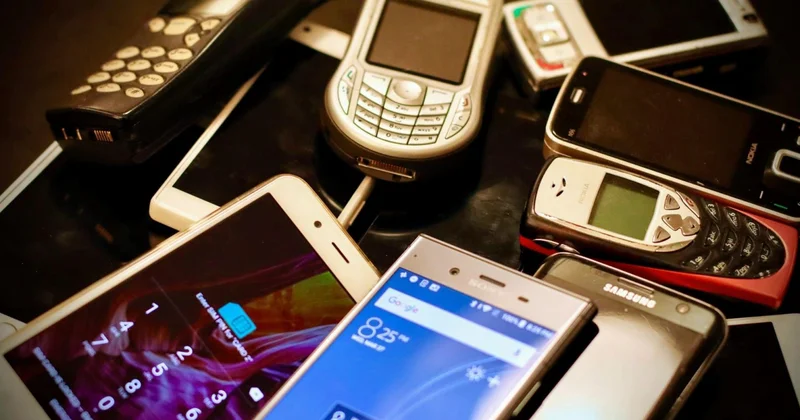 Gənclər smartfonlardan imtina edir