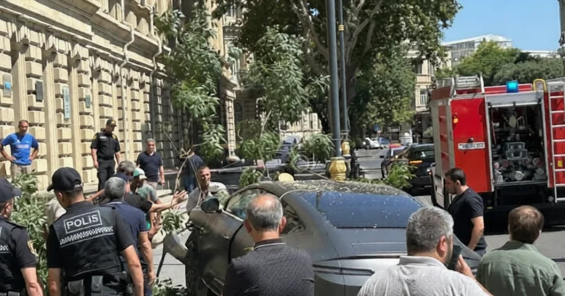 Bakıda məktəbin qarşısında qəza “Avatr” hasara çırpıldı (Video)