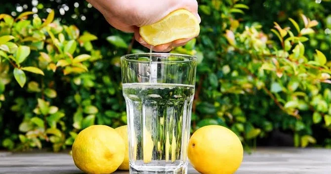 Hər səhər acqarına limonlu su içsəniz orqanizmdə nə baş verər? Zərəri və xeyiri