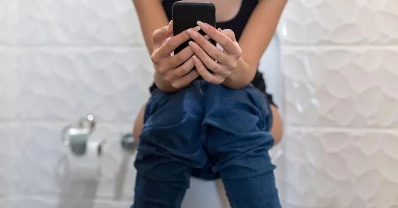Araşdırma: Tualetdə telefon istifadəsi babasil riskini artırır
