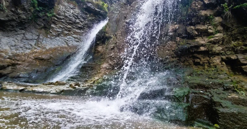 Qayalardan süzülən “Şır şıra” şəlaləsi