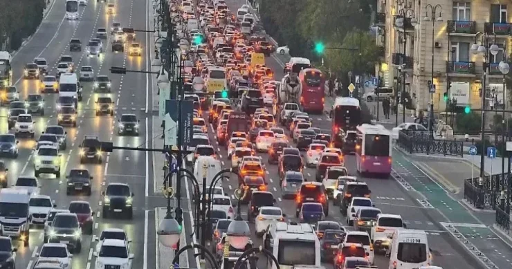 Dərslər açılır, ictimai nəqliyyatda sıxlıq yaranır Həll yolu nədir?