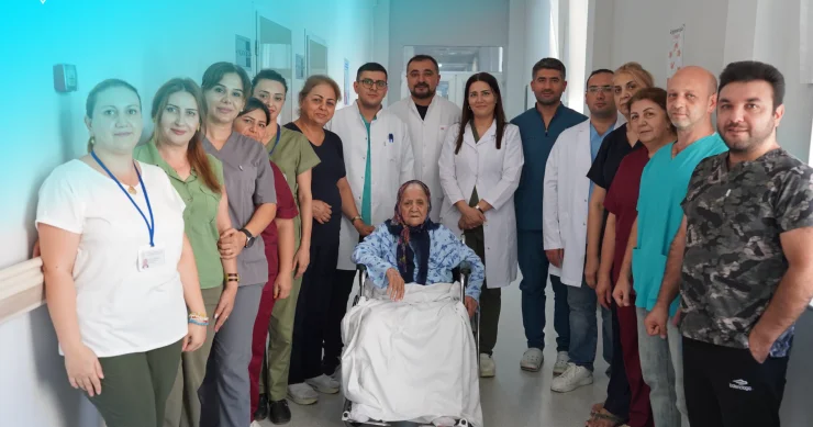 95 yaşlı qadın 3 riskli əməliyyata eyni anda getdi