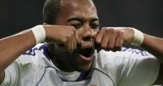 Robinyo həbsxanada da futbol oynayır