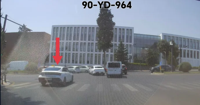Sürücü yaşılda dayanıb qaydalara əməl etdi, sonra qırmızıda keçdi VİDEO
