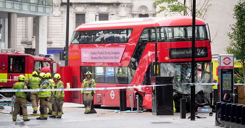 Londonun mərkəzində sürücü ikimərtəbəli avtobusu piyadaların üzərinə sürdü
