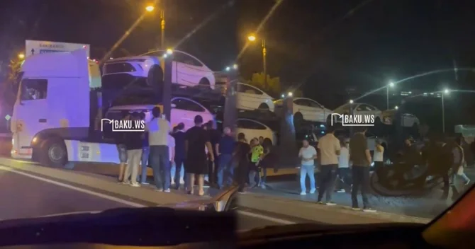Heydər Əliyev prospektində yük maşını hərəkəti iflic etdi
