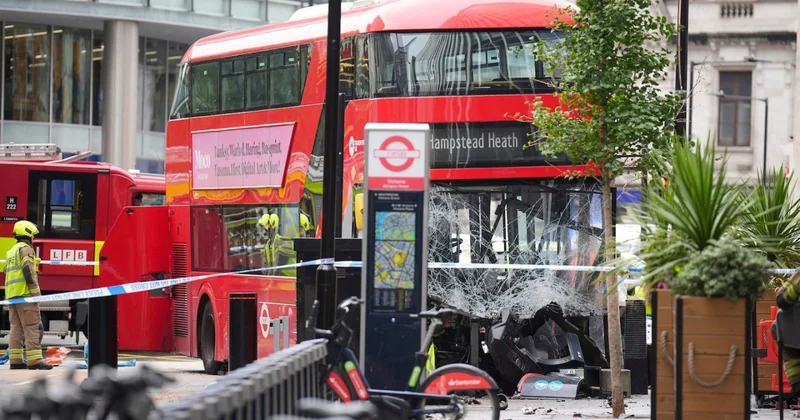 Londonda ikimərtəbəli avtobus səkiyə çırpıldı, xeyli yaralı var