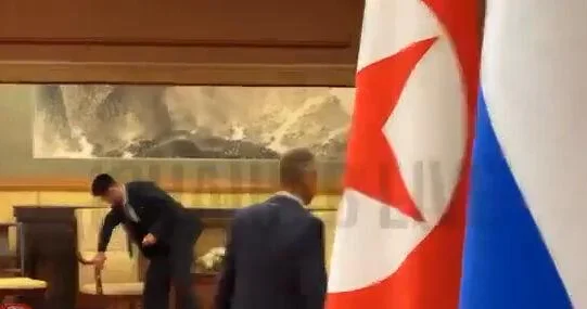 Kreslosu silindi, eynəkləri götürüldü Kim Çen Inın qeyri adi təhlükəsizlik tədbiri + VİDEO
