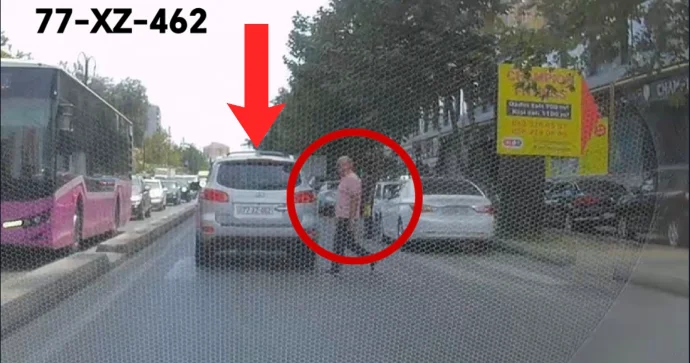 Xırdalanda qaydalar tərsinə işləyir: Piyada maşına yol verir VİDEO