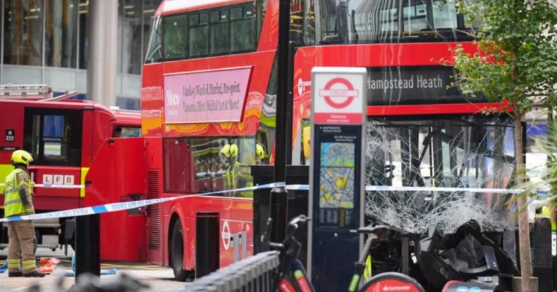 Londonda avtobus səkidəki piyadaları vurub