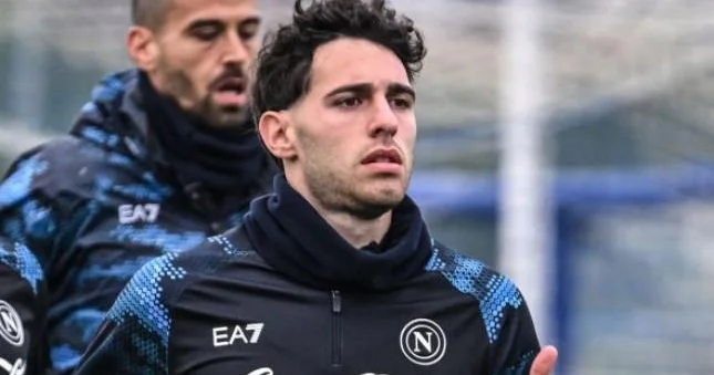 Napoli dən 1 mövsümlük ayrıldı