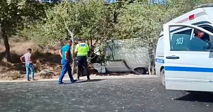 İsmayıllıda “Ford Transit” ağaca çırpıldı, sürücüsü yaralandı VİDEO