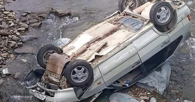 Şəmkirdə maşın körpüdən aşdı