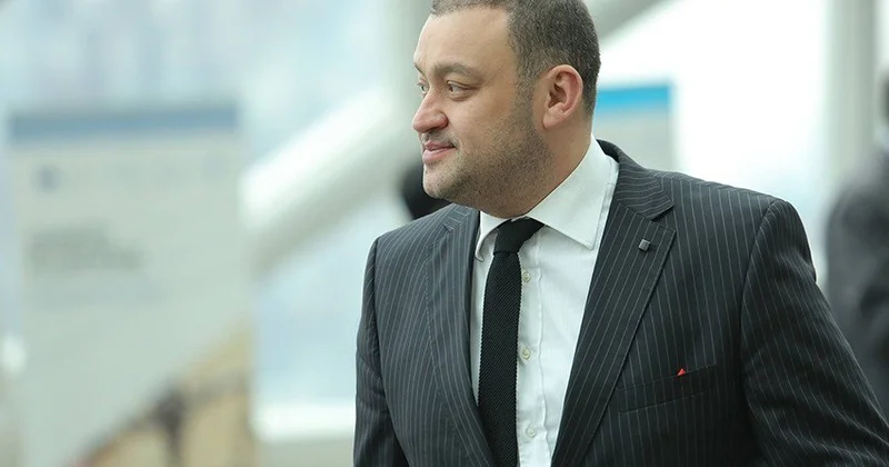 Gürcüstanda deputat sərxoş halda tədbirə gəldi ANBAAN VİDEO