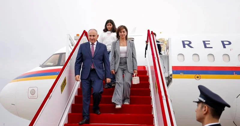 Paşinyan Çin və Yaponiya səfərinə kiçik qızını da aparıb FOTOLAR