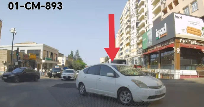 Yolayrıcını birinci keçməyə çalışan sürücü 100 manatlıq qayda pozdu VİDEO