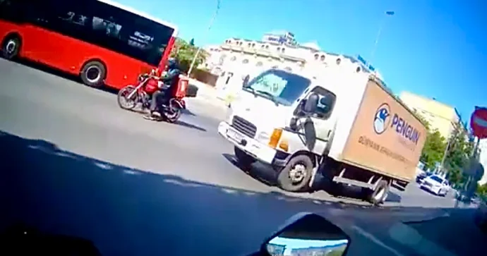“Yol ver” nişanını gözardı edən sürücü motosikletçini təhlükəyə atdı VİDEO