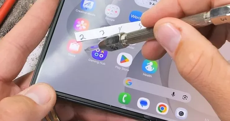 “Samsung”un yeni qatlanan telefonu testdə: Ekranı dırnaqla cızılır