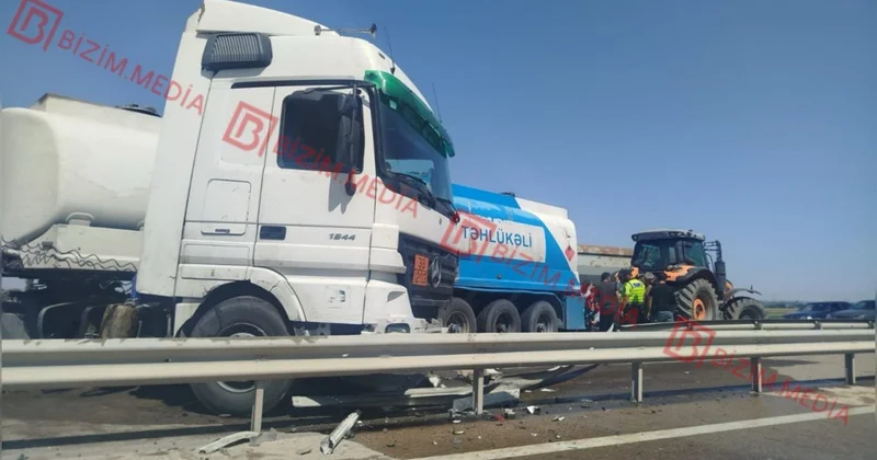 Goranboyda ağırtonnajlı yanacaqdaşıyan avtomobil qəza törətdi Yanacaq asfalta dağıldı FOTO