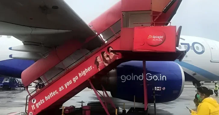 Самолет авиакомпании IndiGo столкнулся с парковочным столбом в аэропорту Индии