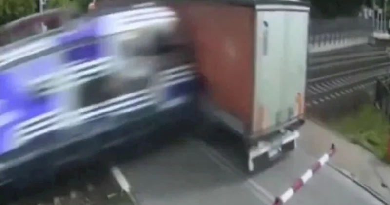 Qatar relslərin üzərinə çıxan yük maşınını parça parça etdi Video