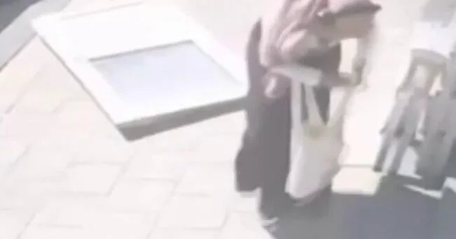 В Турции на женщину, идущую по тротуару, упала пластиковая дверь ВИДЕО