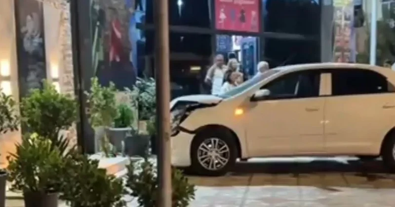 Avtomobil şəhid abidəsinə çırpıldı Video