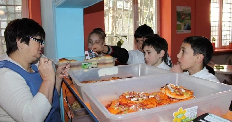 Məktəb bufetlərində şagirdlərə pulsuz YEMƏK veriləcək? Rəsmi AÇIQLAMA