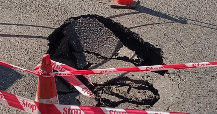 В Баку обрушился участок дороги из за прорыва канализационного коллектора