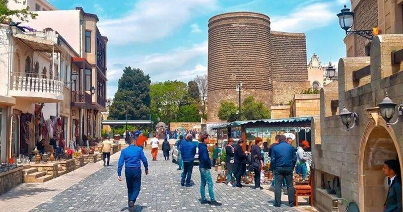 Bu gənc turistlərin səyahət üçün Azərbaycanı seçməsinə mane olur İqtisadçı