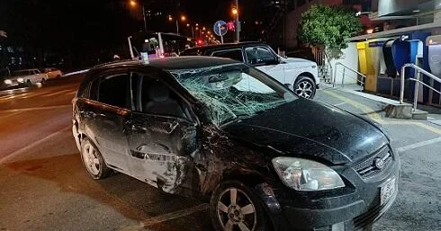 Bakıda maşın ağaca çırpıldı: ölən var KONKRET
