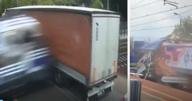 Polşada sərnişin qatarı yük maşınını parçalara böldü ANBAAN VİDEO