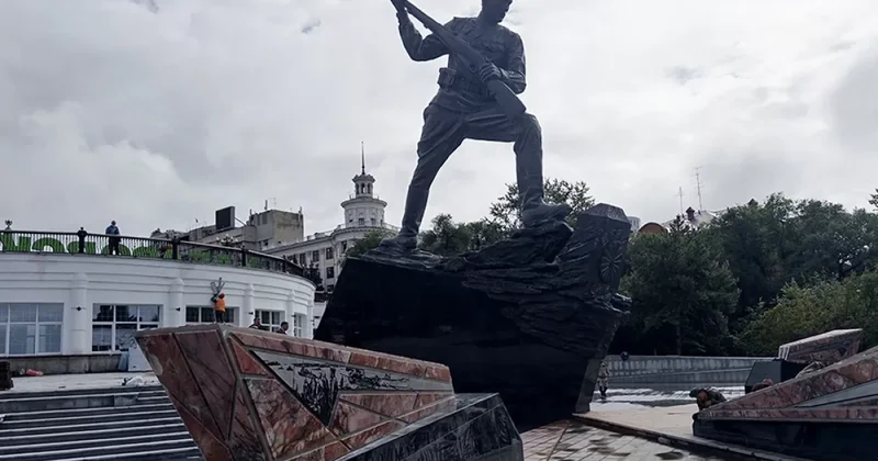 Япония просит убрать хризантему с нового мемориала в России