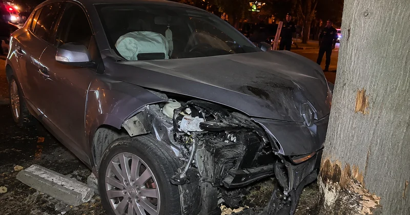 Bakıda dəhşətli qəza: Maşın ağaca çırpıldı, sərnişin öldü