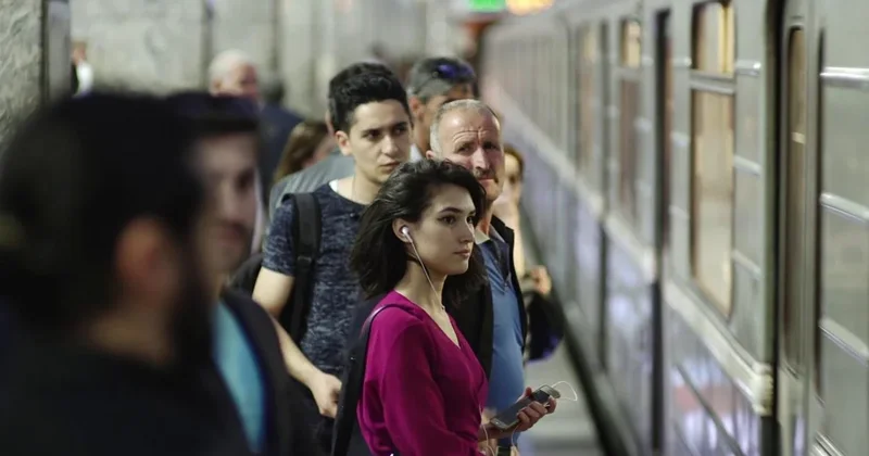 Metroya minənlərin sayı AZALDI