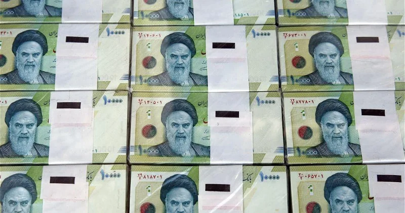 В Иране мужчина обменял несколько килограммов риалов на $300 ВИДЕО