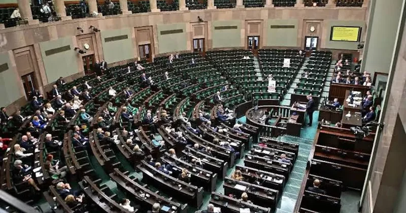 В польском Сейме оппозиция облаяла министра обороны видео
