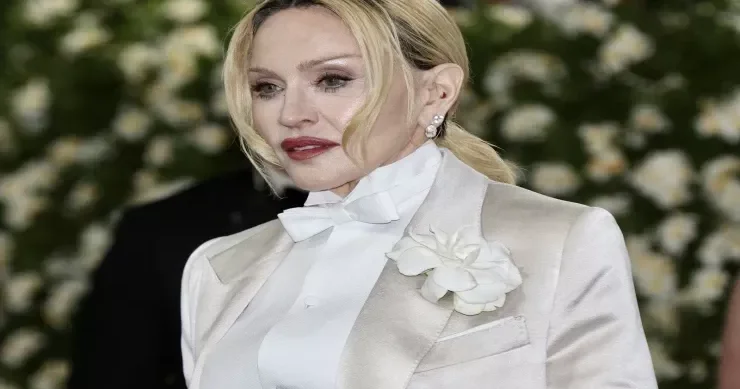 68 yaşlı Madonna alt paltarında poz verdi FOTOLAR