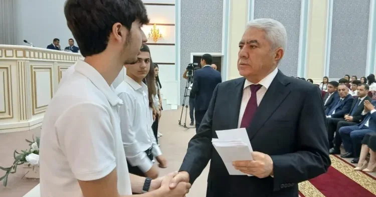 Ağalar Vəliyev yüksək bal toplayan xaçmazlı tələbələri mükafatlandırdı FOTO