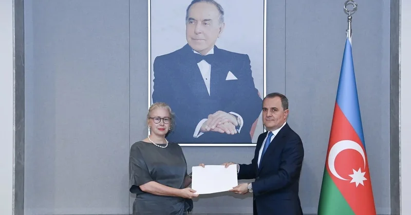 İsveçin yeni səfiri etimadnaməsinin surətini Ceyhun Bayramova təqdim edib