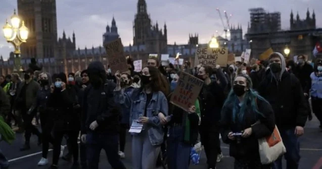 London polisi etiraz aksiyasında onlarla insanı həbs edib