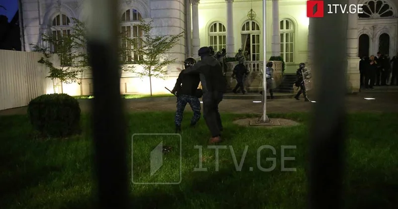 Tbilisidə ara qarışdı: etirazçılar Prezident Sarayının ərazisinə basqın etdilər FOTOLAR
