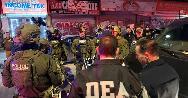 В Чикаго на правоохранителей напали во время рейда против мигрантов