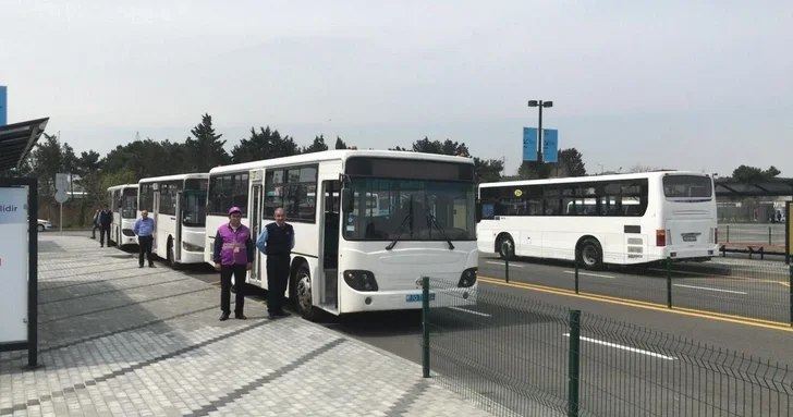 Часами не приходят: бакинцы недовольны работой автобусов №15