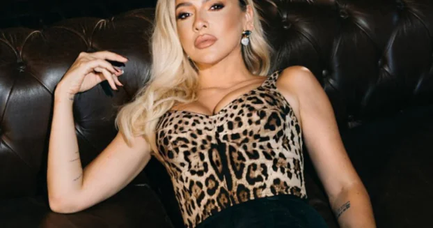 40 yaşlı Hadise səhnəni titrətdi: hamı onun bu görüntüsündən danışır FOTO