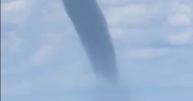Эффектный водяной смерч у берегов Японии ВИДЕО