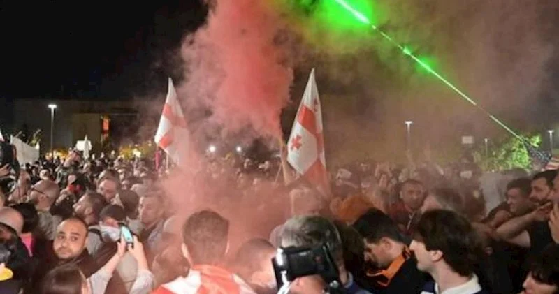 Tbilisidə etirazçılar jurnalistləri döydü − Etirazlar davam edir