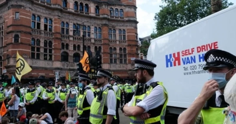 Londonda etiraz aksiyaları: Saxlanılanlar var